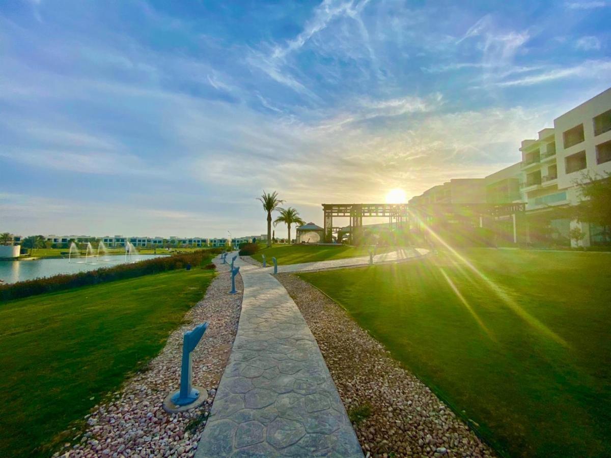 Retaj Salwa Resort & Spa Dauhá Exteriér fotografie Sunrise at the Al-Shaqra residential complex