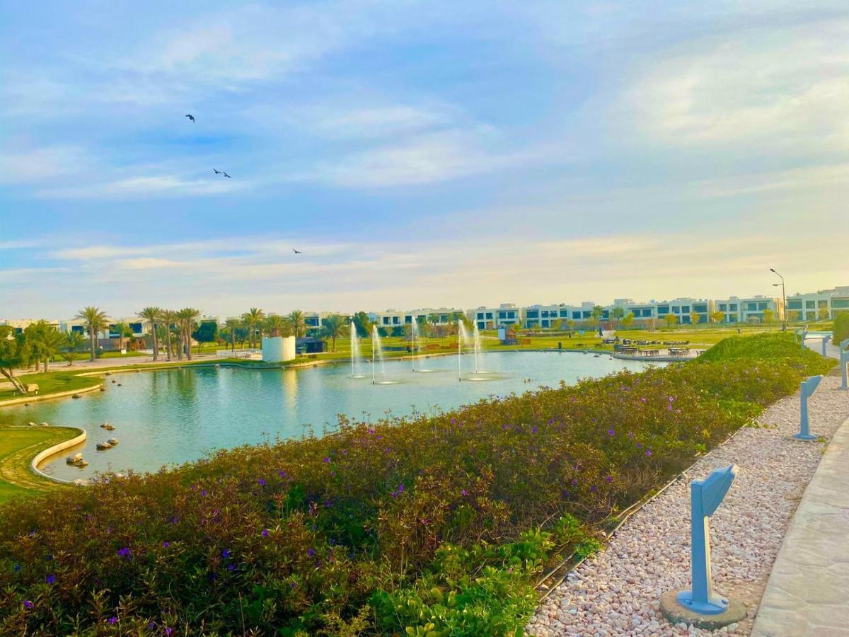 Retaj Salwa Resort & Spa Dauhá Exteriér fotografie View of the lake at Al-Shaqra