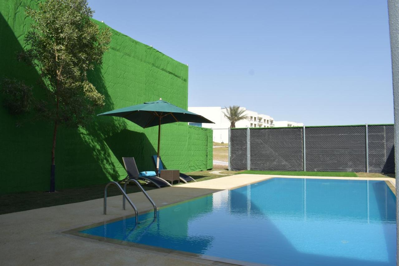 Retaj Salwa Resort & Spa Dauhá Exteriér fotografie A swimming pool in a private garden