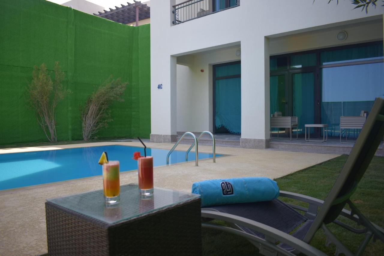 Retaj Salwa Resort & Spa Dauhá Exteriér fotografie The swimming pool at the hotel