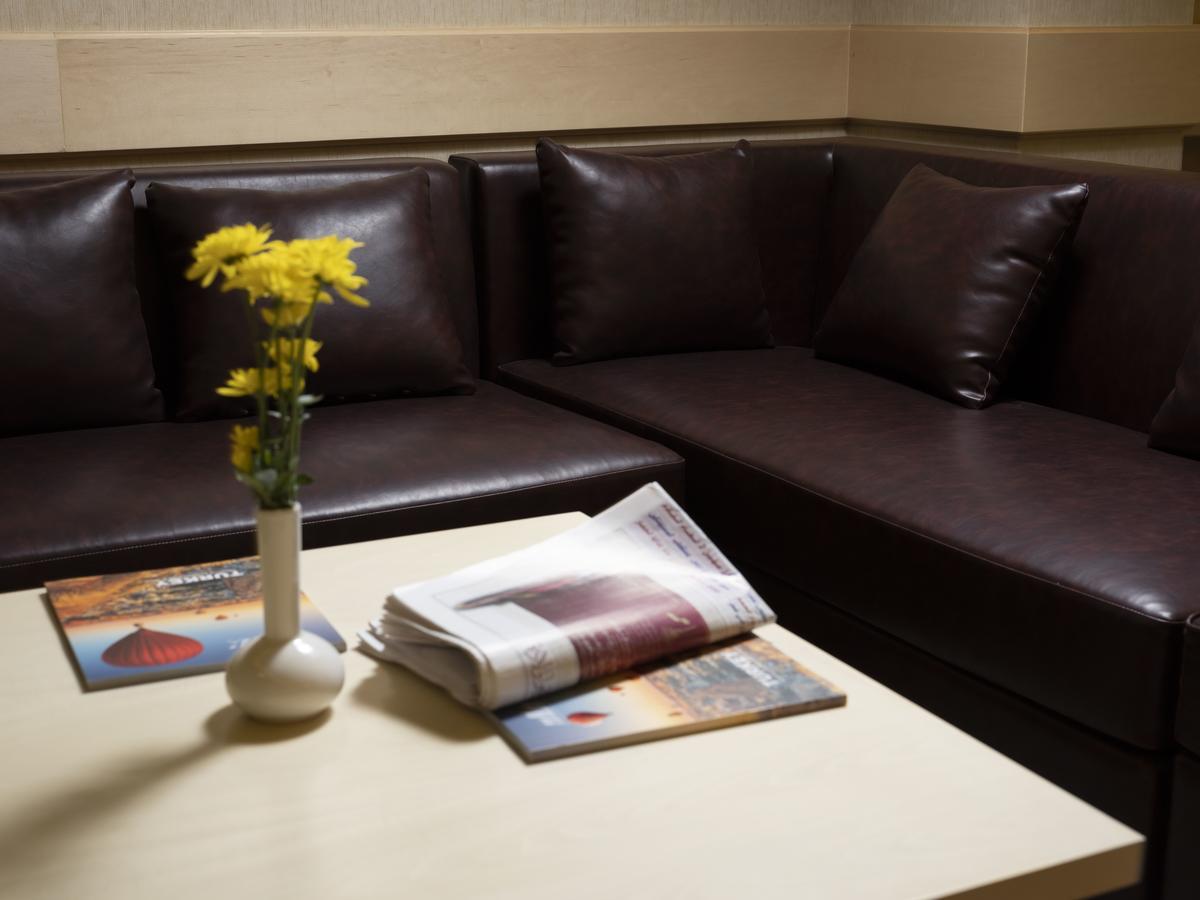 Retaj Salwa Resort & Spa Dauhá Exteriér fotografie A leather sofa
