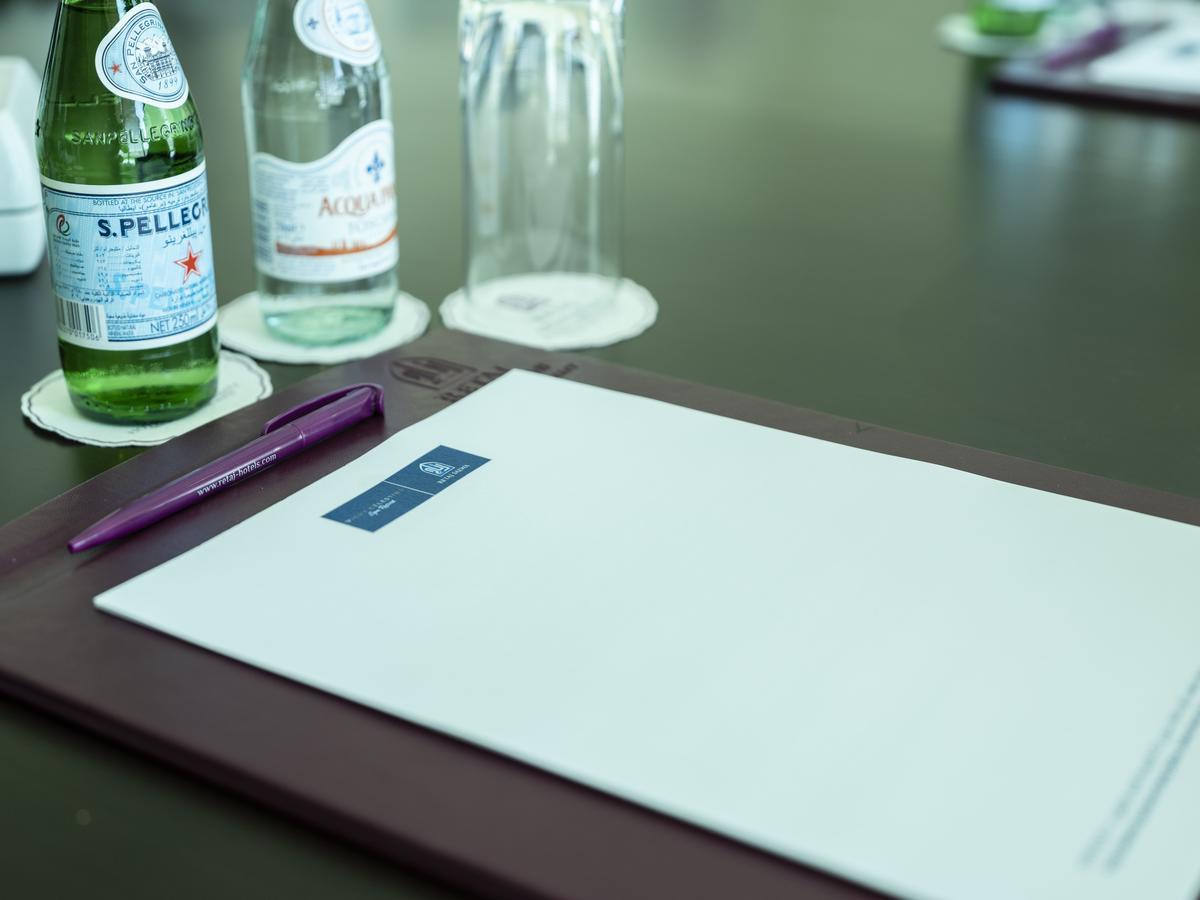 Retaj Salwa Resort & Spa Dauhá Exteriér fotografie A meeting folder