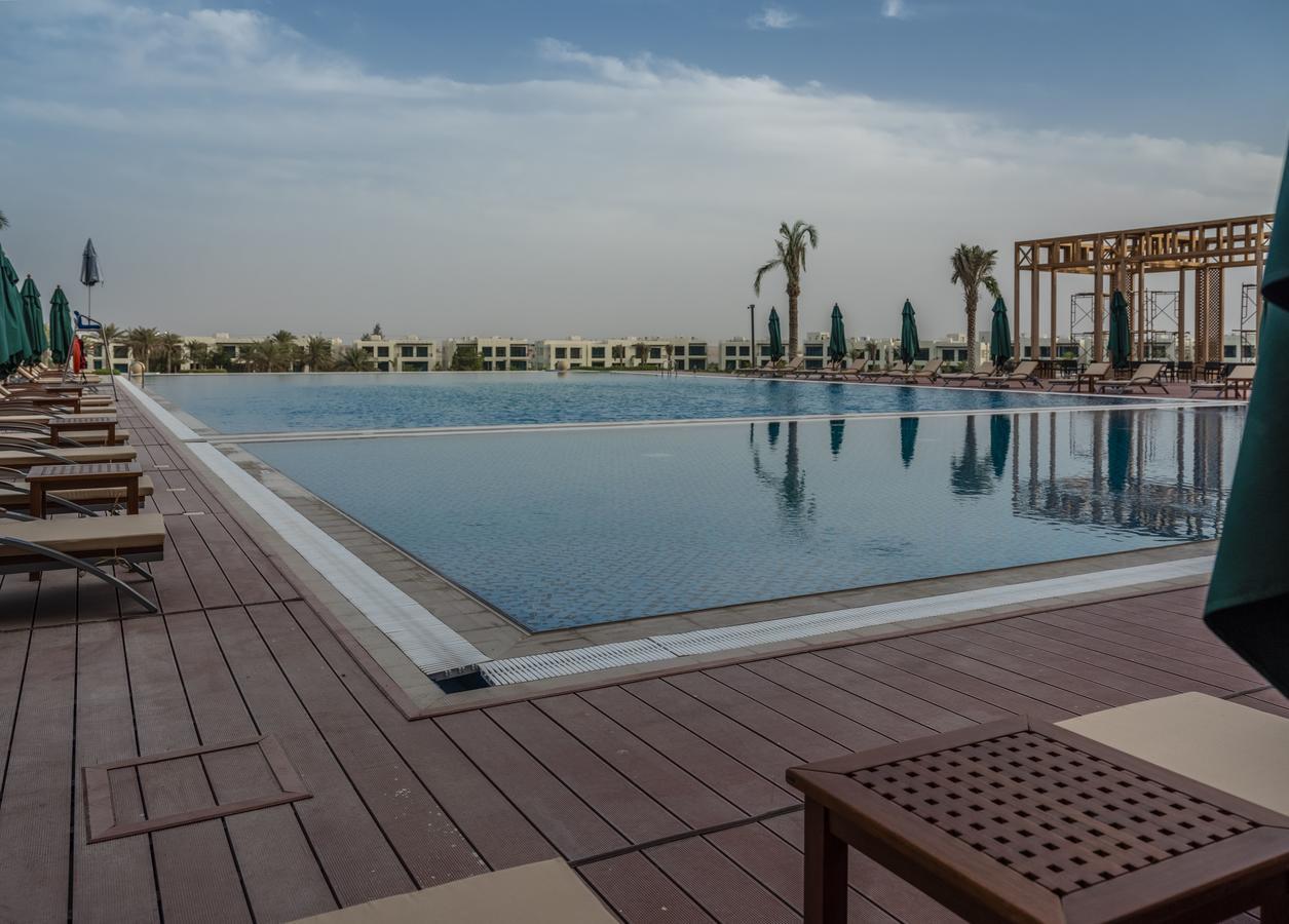 Retaj Salwa Resort & Spa Dauhá Exteriér fotografie The swimming pool at the Ritz-Carlton, Dubai